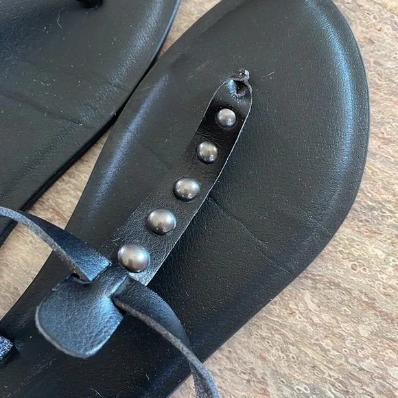 Universal Threads Kylianne Thong T Strap Black Studded Rivet Sandals ~ 7 - Picture 3 of 6